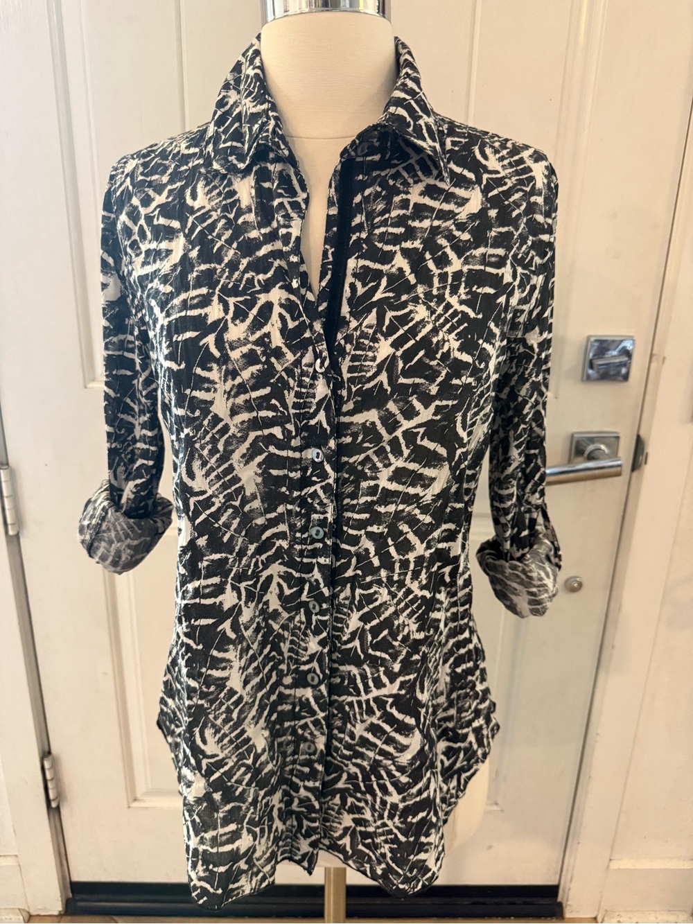 Cino Signature Crinkle Cotton Roll Tab Sleeve top XS Black cream Abstract Print